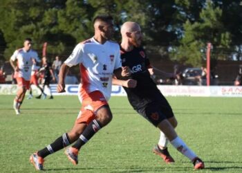 FÚTBOL. El líder, Villa Díaz Vélez, visita a Gimnasia
