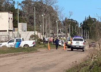 Un auto chocó contra el paredón de una vivienda: un herido