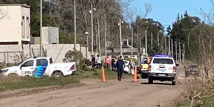 Un auto chocó contra el paredón de una vivienda: un herido