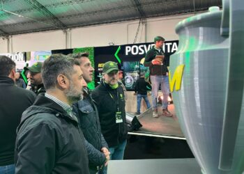 El Intendente recorrió la exposición de maquinaria agrícola de una concesionaria local