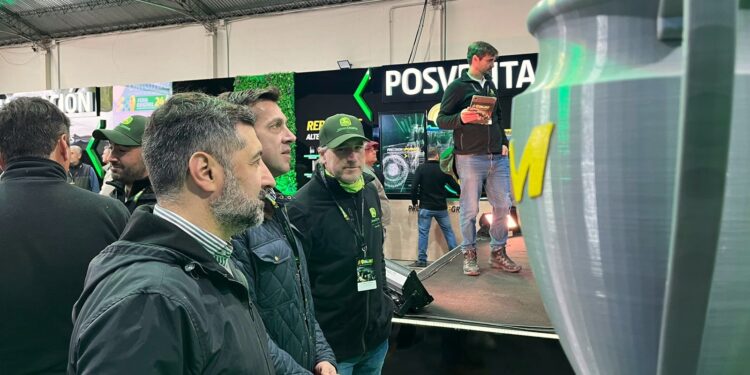 El Intendente recorrió la exposición de maquinaria agrícola de una concesionaria local