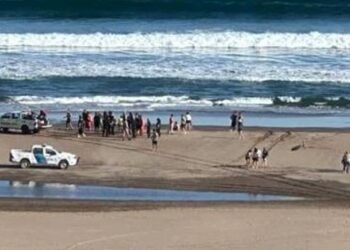 Tragedia en el mar: un turista de 28 años fue arrastrado por la corriente y se ahogó
