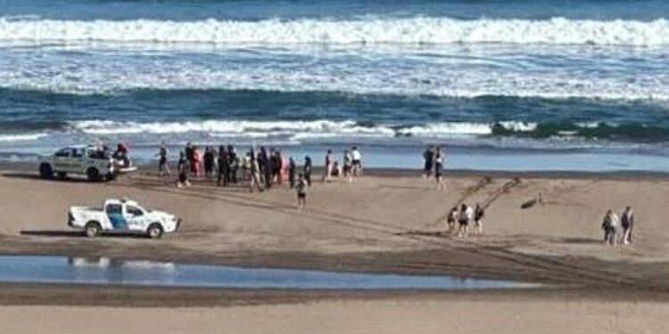 Tragedia en el mar: un turista de 28 años fue arrastrado por la corriente y se ahogó