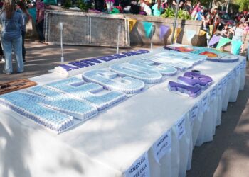 El corte de la torta y todo un símbolo del Aniversario con la familia unida en la Plaza