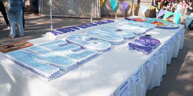 El corte de la torta y todo un símbolo del Aniversario con la familia unida en la Plaza