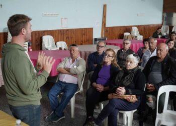 Personas mayores participaron de un taller para prevenir ciberdelitos