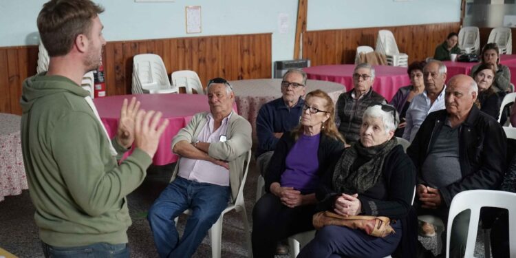 Personas mayores participaron de un taller para prevenir ciberdelitos