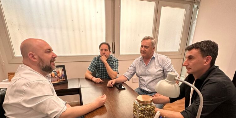 Ruggiero (PRO) y Valiante (LLA) cerrando acuerdos en Mar del Plata con Carrancio y Abouje