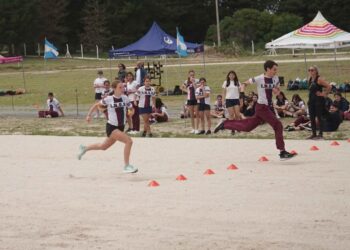 La pista de atletismo recibió al “Torneo por colores” del Colegio Nuestra Señora del Rosario