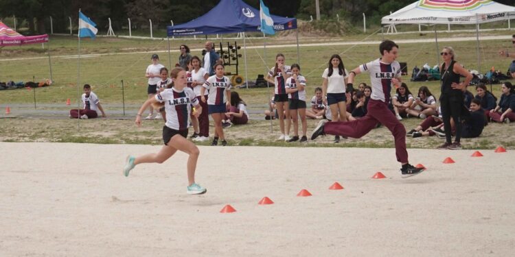 La pista de atletismo recibió al “Torneo por colores” del Colegio Nuestra Señora del Rosario