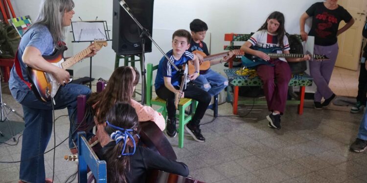 Los talleres de música de la EMAN y la Escuela de Rock cierran el año lectivo