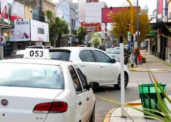 Taxistas solicitan aumentar a $2000 la bajada de bandera. Por Jorge Gómez