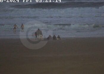 Egresados entraron al mar por la madrugada y desde el municipio se llama a concientizar