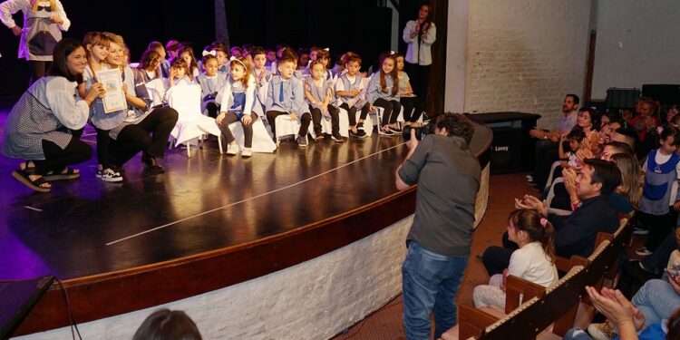 La última sala del Jardín “Lassalle” celebró su egreso en el Teatro Municipal