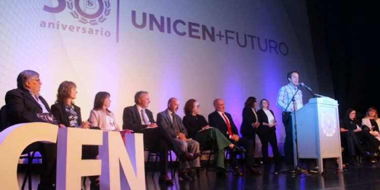 El Intendente participó del acto por el 50° Aniversario de la UNICEN