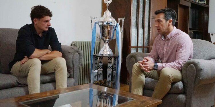 Arturo Rojas recibió al piloto necochense que se coronó campeón de la AKTS