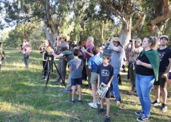 Un numeroso grupo participó en la observación de aves hacia Las Cascadas