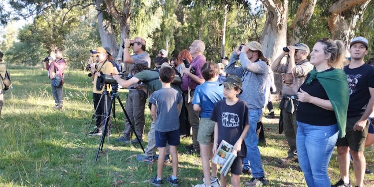 Un numeroso grupo participó en la observación de aves hacia Las Cascadas