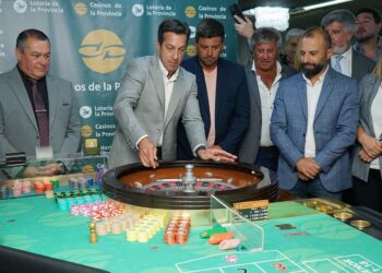 El Intendente lanzó la primera bola de la temporada en el Casino
