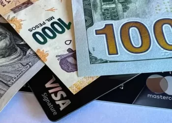 Habilitan los pagos en dólares con tarjeta de débito y QR