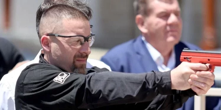 Cuenta regresiva para la salida a la calle de las armas no letales: comienza la capacitación de los agentes