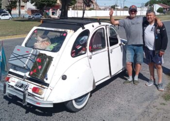 Juan y Gustavo, dos amigos olavarrienses, recorren la provincia en un Citroën 3CV