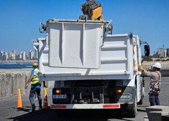 Trabajos en la escollera sur de Puerto Quequén: Retiro de arena y renovación de luminarias