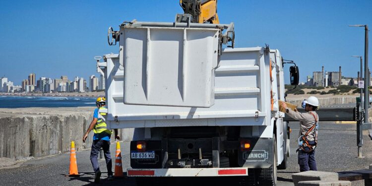 Trabajos en la escollera sur de Puerto Quequén: Retiro de arena y renovación de luminarias