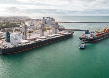 Puerto Quequén potencia la capacidad exportadora de la región. Por primera vez, en 2024, marcó un doble récord anual de toneladas y buques.