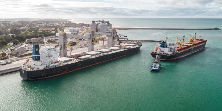 Puerto Quequén potencia la capacidad exportadora de la región. Por primera vez, en 2024, marcó un doble récord anual de toneladas y buques.