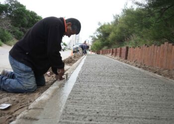 Mientras se realizan tareas de bacheo por el calor, avanza la construcción del paseo peatonal en Avenida 2