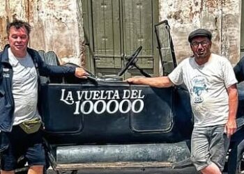 Julio Dupont y Paulo Rancaño están reeditando la Vuelta del 100000, que se concretó sobre un Ford T hace 100 años. Hoy llegan a Necochea