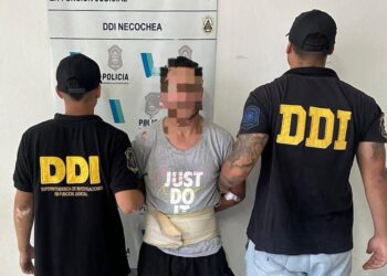 Sujeto aprehendido, con una mochila que contenía un revolver 32