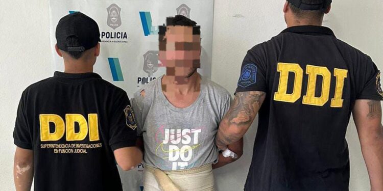 Sujeto aprehendido, con una mochila que contenía un revolver 32