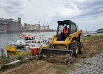 Continúan los trabajos de limpieza y mantenimiento en Puerto Quequén