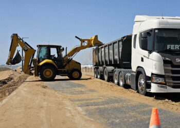Trabajos de mantenimiento en la escollera sur de Puerto Quequén
