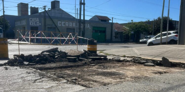 La calle 73 en obra: bacheo entre 38 y 42 para mejorar la circulación