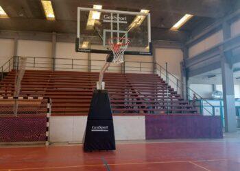 Se instalaron nuevas jirafas de básquet en el Polideportivo Municipal