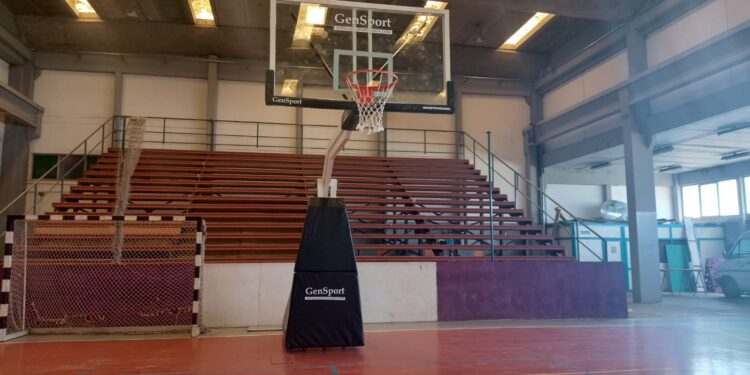Se instalaron nuevas jirafas de básquet en el Polideportivo Municipal