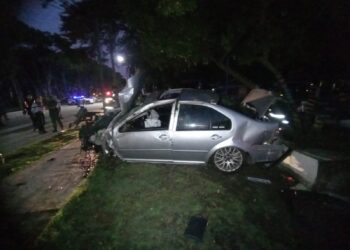 Grave accidente en Pinolandia. Dos jóvenes resultaron heridos