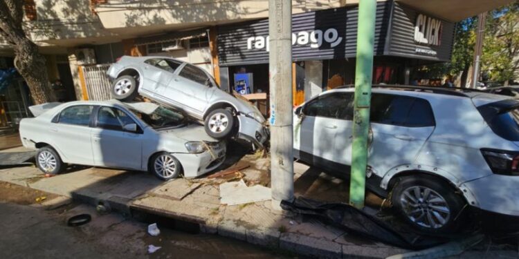 Inundación trágica. El día después de la catástrofe: Bahía volvió a amanecer destrozada