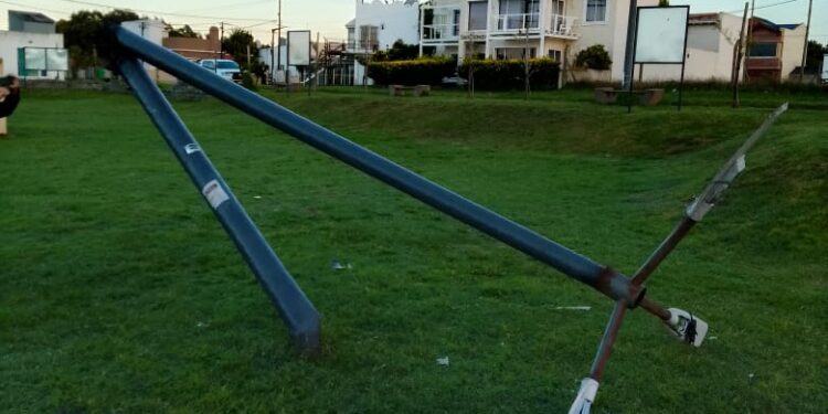 Impactante tormenta eléctrica en la ciudad: un rayo cayó en una plaza de Quequén