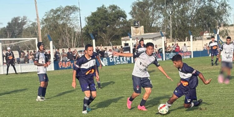 Se disputó parcialmente la fecha del futbol local: Huracán le ganó a Villa y Gimnasia derrotó a Ministerio. Por Rubén Curries