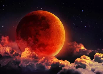 En la madrugada de éste viernes se producirá un eclipse lunar total observable por completo desde la ciudad.