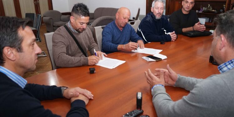El Intendente Arturo Rojas y los gremios firmaron el acta acuerdo por la paritaria