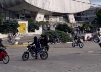 Tensión en el estacionamiento trasero del Casino: jóvenes en moto alteraron la tranquilidad de las familias