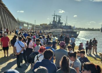 El destructor ARA Almirante Brown llegó a Necochea y fue visitado por una multitud