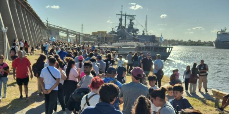 El destructor ARA Almirante Brown llegó a Necochea y fue visitado por una multitud