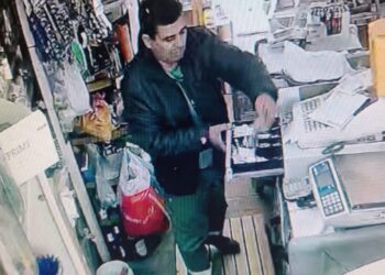 Simulan ser clientes y vacían las cajas. Así quedó registrado por las cámaras del comercio en Quequén
