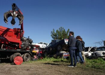 Comenzó la compactación de casi 700 vehículos secuestrados